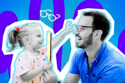 Humorvolle Collage zum Thema Alltag mit Brille, Sehschwäche und Familienleben: Auf der linken Seite steht ein kleines Mädchen in Schwarz-Weiß, das strahlend lacht und einen leuchtend gelben Handspiegel hält. Es trägt ein helles Oberteil mit kleinen Kakteen-Motiven und ein knallrotes Haargummi, das farblich stark hervortritt. Auf der rechten Seite sitzt ein lächelnder Mann in Schwarz-Weiß, der ein leuchtend blaues Hemd trägt. Das Mädchen greift fröhlich und spielerisch nach seinem Brillengestell. Ein weißes Brillen-Icon und das Pop-Art-Motiv vor einem markanten blau-violetten Wellen-Hintergrund visualisieren pointiert den klassischen Brillen-Alltag, die ständigen (Kinder-)Fingerabdrücke auf den Gläsern und die innige Hassliebe zum unverzichtbaren "Nasenfahrrad".
