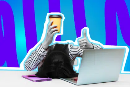 Humorvolle Collage zum Thema Büroalltag, Übermüdung und Kaffeesucht: Im Zentrum liegt eine Frau in Schwarz-Weiß völlig erschöpft mit dem Gesicht nach unten auf der Tastatur ihres Laptops. Während sie resigniert auf dem Schreibtisch liegt, streckt sie mit der einen Hand einen leuchtend orangen Kaffeebecher triumphierend in die Höhe und zeigt mit der anderen Hand einen "Daumen hoch". Neben dem Laptop liegt ein knallig pinkes Notizbuch, das farblich ebenfalls extrem stark hervortritt. Das Pop-Art-Motiv vor einem markanten blau-violetten Wellen-Hintergrund visualisiert pointiert die absolute Abhängigkeit vom rettenden Bürokaffee, humorvolle Prokrastination und den täglichen Überlebenskampf am Arbeitsplatz.