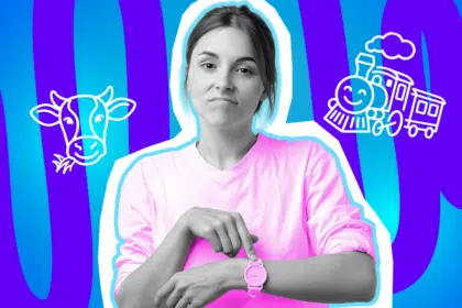 Humorvolle Collage zum Thema Stadtflucht und Dorfleben-Realität: Im Zentrum steht eine leicht genervt und ungeduldig blickende Frau in Schwarz-Weiß, die mit dem Zeigefinger auf ihre leuchtend pinkfarbene Armbanduhr tippt. Sie trägt ein farblich passendes, knallpinkes Langarmshirt, das stark hervortritt. Weiße Icons im Comic-Stil – eine kauende Kuh auf der linken und eine lächelnde Dampflokomotive auf der rechten Seite – sowie das Pop-Art-Motiv vor einem markanten blau-violetten Wellen-Hintergrund visualisieren pointiert die klassischen Klischees des Landlebens, den katastrophalen öffentlichen Nahverkehr und das typische "Der nächste Zug fährt hier erst wieder in drei Stunden!"-Gefühl auf dem Dorf.