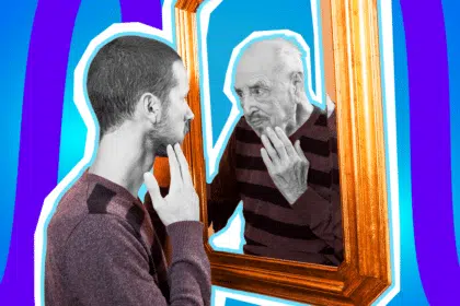 Ausdrucksstarke Collage zum Thema Erwachsenwerden, Älterwerden und Selbstwahrnehmung: Auf der linken Seite blickt ein junger Mann, dessen Gesicht und Hände in Schwarz-Weiß gehalten sind, nachdenklich in einen prunkvollen, leuchtend goldenen Spiegel. Sein Spiegelbild zeigt jedoch überraschenderweise das Gesicht eines deutlich älteren Mannes in Schwarz-Weiß, der sich ebenfalls prüfend ans Kinn fasst. Beide tragen den exakt gleichen dunkelviolett gestreiften Pullover, der farblich extrem stark hervortritt. Das Pop-Art-Motiv vor einem markanten blau-violetten Wellen-Hintergrund visualisiert pointiert den unaufhaltsamen Lauf der Zeit, die plötzliche Erkenntnis des eigenen Alters und den humorvollen Kontrast zwischen dem inneren Kind und der äußerlichen, erwachsenen Realität.