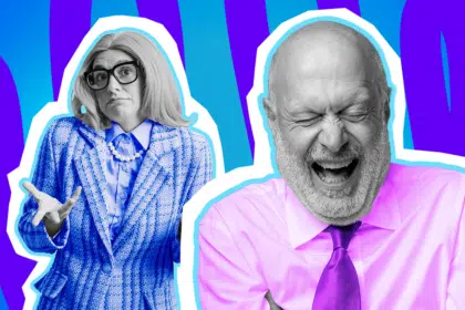 Humorvolle Collage zum Thema Büroalltag und Chef-Gespräche: Auf der linken Seite steht eine Frau in Schwarz-Weiß, die völlig irritiert und skeptisch blickt und fragend eine Hand hebt. Sie trägt ein klassisches, leuchtend blaues Kostüm mit Perlenkette und markanter Brille. Auf der rechten Seite steht ein kahlköpfiger Mann mit Bart in Schwarz-Weiß, der in einem knallpinken Hemd mit lila Krawatte aus vollem Hals und mit geschlossenen Augen lacht. Das Pop-Art-Motiv vor einem markanten blau-violetten Wellen-Hintergrund visualisiert pointiert die klassische Dynamik zwischen Angestellten und Vorgesetzten, den berühmt-berüchtigten "Chef-Humor" und die Momente, in denen man im Meeting einfach nur fassungslos ist.