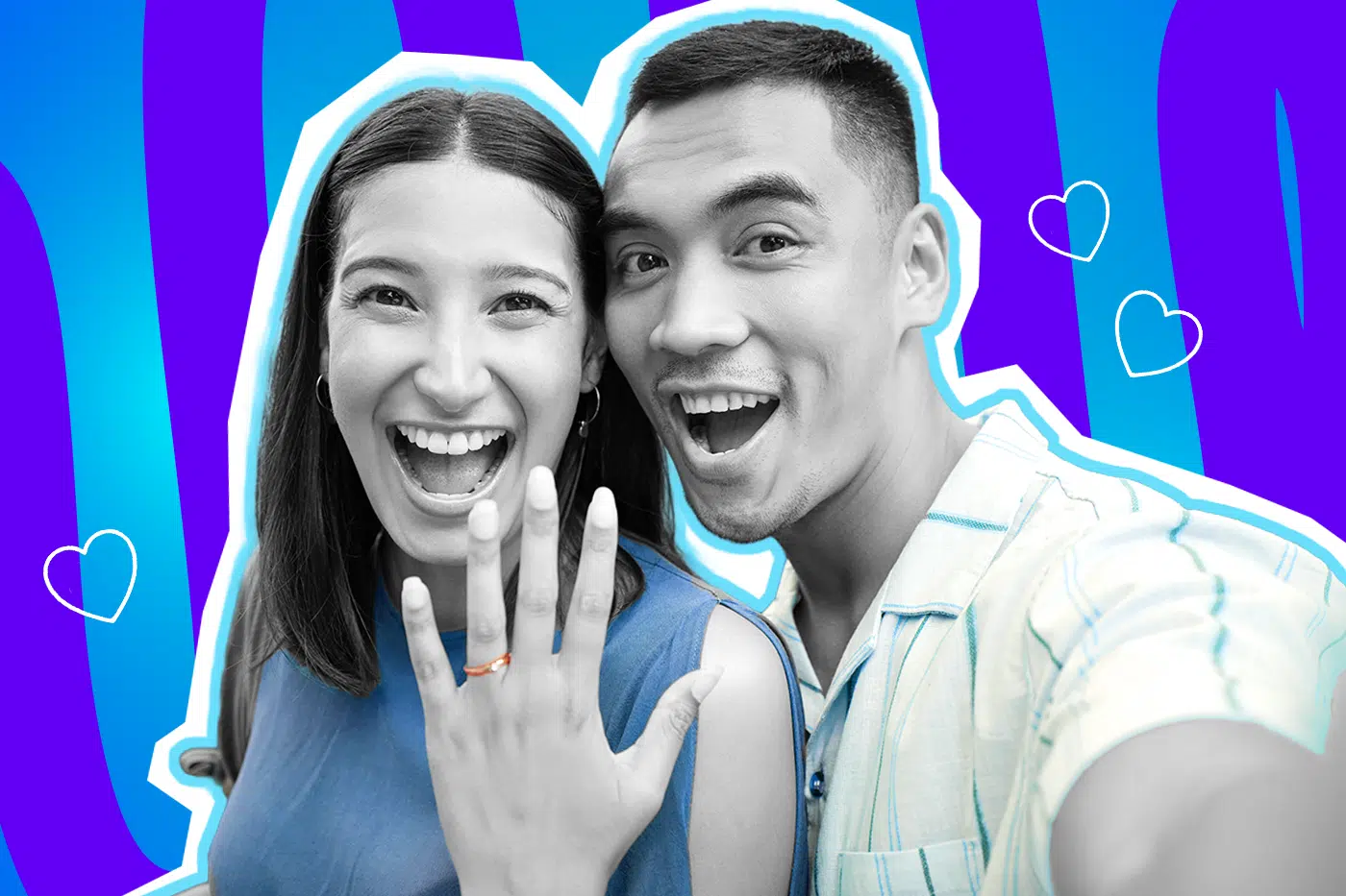Fröhliche Collage zum Thema Heiratsantrag, Verlobung und große Liebe: Im Zentrum macht ein überglückliches Paar, dessen Gesichter und Haut in Schwarz-Weiß gehalten sind, strahlend lachend ein Selfie. Die Frau auf der linken Seite hält ihre Hand jubelnd in die Kamera und präsentiert stolz einen leuchtend rot-orangen Verlobungsring. Sie trägt ein kräftig blaues Oberteil, während ihr Partner rechts ein hellblau gestreiftes Hemd trägt. Diese farbigen Elemente treten extrem stark hervor. Weiße Herz-Icons sowie das Pop-Art-Motiv vor einem markanten blau-violetten Wellen-Hintergrund visualisieren pointiert die pure Freude über das langersehnte "Ja" und das unbeschwerte Glück frisch Verlobter.