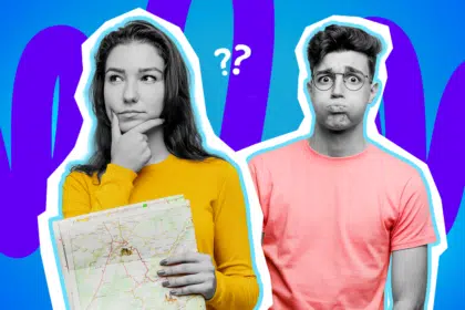 Humorvolle Collage zum Thema Orientierungslosigkeit, Straßenverkehr und Beziehungsstreit im Auto: Auf der linken Seite steht eine junge Frau in Schwarz-Weiß, die nachdenklich den Finger ans Kinn legt und skeptisch blickt, während sie eine aufgefaltete Landkarte in den Händen hält. Sie trägt einen leuchtend gelben Pullover, der farblich extrem stark hervortritt. Auf der rechten Seite blickt ein junger Mann in Schwarz-Weiß mit Brille völlig entnervt und gestresst direkt in die Kamera, während er resigniert die Wangen aufpustet. Er trägt ein knalliges lachsfarbenes T-Shirt. Weiße Fragezeichen-Icons zwischen den beiden sowie das Pop-Art-Motiv vor einem markanten blau-violetten Wellen-Hintergrund in der Datei "BestOf-Navigationsgeräte.jpg" visualisieren pointiert das absolute Chaos, die Verzweiflung und die unausweichlichen Diskussionen beim Versuch, ohne Navi ans Ziel zu kommen