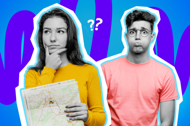 Humorvolle Collage zum Thema Orientierungslosigkeit, Straßenverkehr und Beziehungsstreit im Auto: Auf der linken Seite steht eine junge Frau in Schwarz-Weiß, die nachdenklich den Finger ans Kinn legt und skeptisch blickt, während sie eine aufgefaltete Landkarte in den Händen hält. Sie trägt einen leuchtend gelben Pullover, der farblich extrem stark hervortritt. Auf der rechten Seite blickt ein junger Mann in Schwarz-Weiß mit Brille völlig entnervt und gestresst direkt in die Kamera, während er resigniert die Wangen aufpustet. Er trägt ein knalliges lachsfarbenes T-Shirt. Weiße Fragezeichen-Icons zwischen den beiden sowie das Pop-Art-Motiv vor einem markanten blau-violetten Wellen-Hintergrund in der Datei "BestOf-Navigationsgeräte.jpg" visualisieren pointiert das absolute Chaos, die Verzweiflung und die unausweichlichen Diskussionen beim Versuch, ohne Navi ans Ziel zu kommen