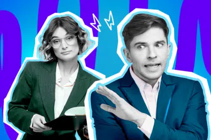 Humorvolle Collage zum Thema Jobwechsel, erster Arbeitstag und Onboarding-Stress: Auf der linken Seite steht eine junge Frau in Schwarz-Weiß mit Brille, die äußerst skeptisch und streng von einem Klemmbrett aufblickt, das sie in den Händen hält. Sie trägt einen dunkelgrünen Blazer über einer weißen Bluse, was farblich extrem stark hervortritt. Auf der rechten Seite blickt ein Mann in Schwarz-Weiß sichtlich nervös und überfordert drein, während er sich mit einer abwehrend erhobenen Hand rechtfertigt. Er trägt ein leuchtend dunkelblaues Sakko über einem hellrosa Hemd. Weiße Blitz-Icons zwischen den beiden sowie das Pop-Art-Motiv vor einem markanten blau-violetten Wellen-Hintergrund visualisieren pointiert die angespannte Atmosphäre, die ungeschriebenen Büro-Regeln und die pure Panik am allerersten Arbeitstag unter den kritischen Blicken der neuen Kollegen.