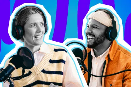 Humorvolle Collage zum Thema Podcast-Hype, Nischenwissen und True-Crime-Sucht: Auf der linken Seite spricht eine junge Frau in Schwarz-Weiß enthusiastisch in ein Mikrofon. Sie trägt große Kopfhörer und einen markanten, farblich hervorgehobenen cremefarbenen Pullunder mit dunkelblauen Streifen über einer weißen Bluse. Auf der rechten Seite lacht ein Mann in Schwarz-Weiß fröhlich in sein Mikrofon. Er trägt eine helle Beanie-Mütze und eine leuchtend orangefarbene Cordjacke, die farblich extrem stark hervortritt. Das Pop-Art-Motiv vor einem markanten blau-violetten Wellen-Hintergrund visualisiert pointiert die dynamische, lockere Studio-Atmosphäre eines Podcasts und die absolute Begeisterung, mit der Hosts und Zuhörer in stundenlange Gespräche über True Crime, Geschichte oder völlig absurdes Alltagswissen eintauchen.