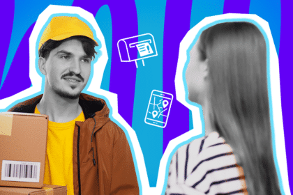 Humorvolle Collage zum Thema Online-Shopping, Sendungsverfolgung und das endlose Warten auf den Paketboten: Auf der linken Seite steht ein junger Zusteller in Schwarz-Weiß, der leicht erschöpft, aber geduldig blickt und gestapelte Pappkartons mit Barcodes in den Händen hält. Er trägt eine leuchtend gelbe Kappe, ein knallgelbes T-Shirt und eine braune Jacke, die farblich extrem stark hervortreten. Auf der rechten Seite steht ihm eine Frau in Schwarz-Weiß im gestreiften Oberteil erwartungsvoll gegenüber. Weiße Icons eines Briefkastens mit Abholzettel und eines Smartphones mit einer GPS-Tracking-Karte sowie das Pop-Art-Motiv vor einem markanten blau-violetten Wellen-Hintergrund visualisieren pointiert den nervenaufreibenden Alltags-Wahnsinn der Paketzustellung und den panischen Blick auf die Live-Verfolgung in der App.
