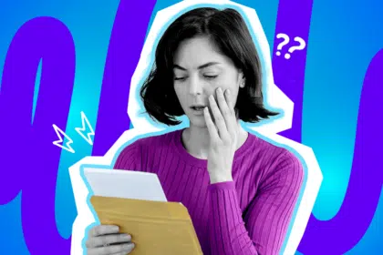 Humorvolle Collage zum Thema Fehlerkultur, peinliche Tippfehler und Autokorrektur-Fails: Im Zentrum steht eine junge Frau in Schwarz-Weiß, die fassungslos und leicht schockiert auf ein weißes Blatt Papier blickt, das sie gerade aus einem ockergelben Briefumschlag gezogen hat. Sie hält sich irritiert eine Hand an die Wange. Sie trägt ein leuchtend violettes Langarmshirt, das farblich stark hervortritt. Weiße Blitz- und Fragezeichen-Icons neben ihrem Kopf und das Pop-Art-Motiv vor einem markanten blau-violetten Wellen-Hintergrund visualisieren pointiert den absoluten "Oh nein!"-Moment, wenn man Sekunden nach dem Absenden einen katastrophalen Rechtschreibfehler in einem wichtigen Dokument entdeckt.