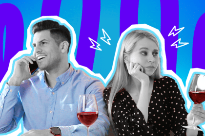 Humorvolle Collage zum Thema Dating-Hölle, moderne Partnersuche und absolute Red Flags beim ersten Date: Auf der linken Seite sitzt ein junger Mann, dessen Gesicht und Hände in Schwarz-Weiß gehalten sind. Er telefoniert völlig ungeniert und gut gelaunt mit seinem Smartphone und ignoriert sein Date dabei komplett. Sein hellblaues Hemd tritt farblich extrem stark hervor. Auf der rechten Seite sitzt eine junge Frau, deren Gesicht und Hände ebenfalls in Schwarz-Weiß gehalten sind. Sie stützt den Kopf auf ihre Hand und blickt völlig gelangweilt, genervt und frustriert zur Seite, während sie ein Glas mit leuchtend rotem Wein in der Hand hält. Ihre schwarze Bluse mit weißen Punkten sticht farblich ebenfalls extrem stark heraus. Weiße Blitz-Icons über den beiden sowie das Pop-Art-Motiv vor einem markanten blau-violetten Wellen-Hintergrund visualisieren pointiert die mangelnde Wertschätzung, die absurden Tiefpunkte der heutigen Dating-Welt und den quälenden Moment, wenn man bei einem katastrophalen Treffen einfach nur noch einen großen Schluck Wein braucht.