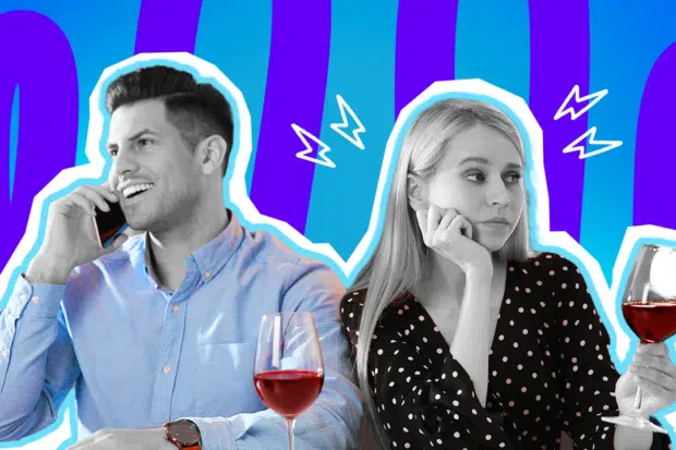 Humorvolle Collage zum Thema Dating-Hölle, moderne Partnersuche und absolute Red Flags beim ersten Date: Auf der linken Seite sitzt ein junger Mann, dessen Gesicht und Hände in Schwarz-Weiß gehalten sind. Er telefoniert völlig ungeniert und gut gelaunt mit seinem Smartphone und ignoriert sein Date dabei komplett. Sein hellblaues Hemd tritt farblich extrem stark hervor. Auf der rechten Seite sitzt eine junge Frau, deren Gesicht und Hände ebenfalls in Schwarz-Weiß gehalten sind. Sie stützt den Kopf auf ihre Hand und blickt völlig gelangweilt, genervt und frustriert zur Seite, während sie ein Glas mit leuchtend rotem Wein in der Hand hält. Ihre schwarze Bluse mit weißen Punkten sticht farblich ebenfalls extrem stark heraus. Weiße Blitz-Icons über den beiden sowie das Pop-Art-Motiv vor einem markanten blau-violetten Wellen-Hintergrund visualisieren pointiert die mangelnde Wertschätzung, die absurden Tiefpunkte der heutigen Dating-Welt und den quälenden Moment, wenn man bei einem katastrophalen Treffen einfach nur noch einen großen Schluck Wein braucht.