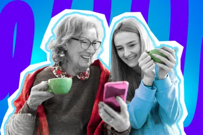 Harmonische Collage zum Thema Technik im Alltag, Generationenhilfe und der gemeinsame Kampf mit bockigen Geräten: Auf der linken Seite sitzt eine ältere Dame mit Brille, deren Gesicht, Haare und Hände in Schwarz-Weiß gehalten sind. Sie lächelt fröhlich und hält ein Smartphone in einer leuchtend pink-magenta-farbenen Hülle sowie eine knallgrüne Tasse in den Händen. Ihr tiefrotes Tuch über den Schultern und der bunte, geblümte Kragen ihres Pullovers treten farblich extrem stark hervor. Rechts neben ihr sitzt eine junge Frau, deren Gesicht, Haare und Hände ebenfalls in Schwarz-Weiß gehalten sind. Sie blickt amüsiert auf das Display und umfasst ebenfalls eine knallgrüne Tasse. Ihr leuchtend hellblauer Hoodie sticht farblich ebenfalls extrem stark heraus. Das Pop-Art-Motiv vor einem markanten blau-violetten Wellen-Hintergrund visualisiert pointiert das vertraute Bild der familiären Generationenhilfe, wenn die Enkelin mal wieder als IT-Support einspringen muss, das verstellte Smartphone repariert und am Ende trotz aller alltäglichen Technik-Frustration das gemeinsame Lachen überwiegt.