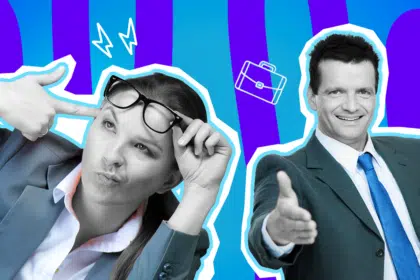 Humorvolle Collage zum Thema absurde Vorstellungsgespräche, Bewerbungswahnsinn und verrückte Interview-Fragen: Auf der linken Seite blickt eine Bewerberin in Schwarz-Weiß sichtlich irritiert und genervt nach oben, während sie ihre Brille anhebt und sich vielsagend mit dem Finger an die Schläfe tippt. Auf der rechten Seite steht ihr ein übertrieben freundlich lächelnder Personaler in Schwarz-Weiß gegenüber, der ihr die Hand zum Gruß entgegenstreckt. Er trägt einen dunkelgrünen Anzug und eine leuchtend blaue Krawatte, die farblich extrem stark hervortreten. Ein weißes Aktenkoffer-Icon, weiße Blitz-Icons sowie das Pop-Art-Motiv vor einem markanten blau-violetten Wellen-Hintergrund visualisieren pointiert die oft völlig absurde und realitätsferne Dynamik moderner Job-Interviews, bei denen Bewerber bei all den seltsamen Fragen langsam an ihrem eigenen Verstand zweifeln.
