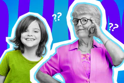 Ausdrucksstarke Collage zum Thema Geschlechterklischees, Vorurteile und Generationenkonflikt: Auf der linken Seite strahlt ein Kind in Schwarz-Weiß mit schulterlangen Haaren fröhlich und unbeschwert in die Kamera. Es trägt ein leuchtend grünes T-Shirt, das farblich stark hervortritt. Auf der rechten Seite blickt eine ältere Frau in Schwarz-Weiß mit runder Brille äußerst skeptisch und verwirrt drein, während sie sich fragend an das Brillengestell fasst. Sie trägt eine knallig pinkfarbene Bluse. Weiße Fragezeichen-Icons und das Pop-Art-Motiv vor einem markanten blau-violetten Wellen-Hintergrund visualisieren pointiert die Irritation älterer Generationen, das Festhalten an veralteten Stereotypen und den absurden Moment, wenn wildfremde Menschen aufgrund einer Frisur das Geschlecht eines Kindes bestimmen wollen.