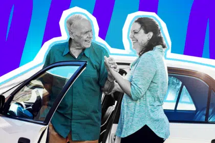 Emotionale Collage zum Thema Hilfsbereitschaft und Nächstenliebe im Alltag: Im Zentrum stehen zwei Personen in Schwarz-Weiß an der geöffneten Tür eines weißen Autos. Auf der linken Seite lächelt ein älterer Herr dankbar und sichtlich erleichtert. Er trägt ein leuchtend petrolfarbenes Hemd, das farblich stark hervortritt. Auf der rechten Seite steht eine jüngere Frau, die ein hellblau meliertes Oberteil trägt. Sie lacht fröhlich und hält behutsam und stützend die Hand des älteren Mannes. Das Pop-Art-Motiv vor einem markanten blau-violetten Wellen-Hintergrund visualisiert pointiert die Themen Zivilcourage, generationsübergreifende Unterstützung und das berührende Gefühl, wenn Wildfremde in einer Stresssituation plötzlich zu echten Schutzengeln werden.