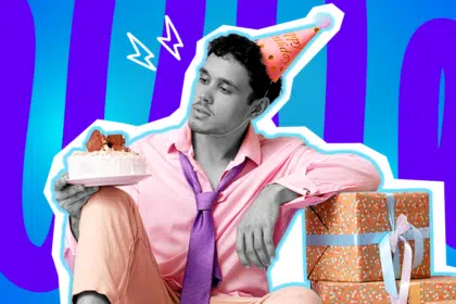 Humorvolle Collage zum Thema Pünktlichkeit, mangelnde Wertschätzung und Party-Fails: Im Zentrum sitzt ein junger Mann in Schwarz-Weiß, der völlig enttäuscht, genervt und fassungslos auf eine weiße Torte mit Schokostücken in seiner Hand blickt. Er trägt ein leuchtend pinkfarbenes Hemd, eine gelockerte lila Krawatte und einen pinken "Happy Birthday"-Partyhut, die farblich extrem stark hervortreten. Neben ihm stapeln sich bunte, orange gepunktete Geschenke mit hellblauen Schleifen. Weiße Blitz-Icons über seinem Kopf und das Pop-Art-Motiv vor einem markanten blau-violetten Wellen-Hintergrund visualisieren pointiert die absolute Frustration und das bittere Gefühl, wenn man mit teurem Gebäck überpünktlich zur Feier erscheint, die Gastgeber aber respektlos bereits ohne einen angefangen haben.
