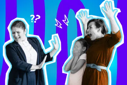 Ausdrucksstarke Collage zum Thema Schulwahnsinn, Helikoptereltern und absurde Elternarbeit: Auf der linken Seite steht eine gestresste Lehrerin in Schwarz-Weiß, die in ihrem dunklen Nadelstreifenanzug abwehrend die Hände hebt und sichtlich genervt das Gesicht verzieht. Auf der rechten Seite steht eine völlig wütende Mutter, deren Gesicht und Arme ebenfalls in Schwarz-Weiß gehalten sind. Sie reißt brüllend und wild gestikulierend beide Arme in die Luft. Ihr rostbraunes Kleid mit einem bläulich-grauen Gürtel tritt farblich extrem stark hervor. Dazwischen steht eine kleine Schülerin in Schwarz-Weiß, die sich vor lauter Scham verzweifelt beide Hände vors Gesicht schlägt. Weiße Fragezeichen- und Blitz-Icons sowie das Pop-Art-Motiv vor einem markanten blau-violetten Wellen-Hintergrund visualisieren pointiert den alltäglichen Wahnsinn, die völlig überzogenen Forderungen von manchen Eltern und die absurden Eskalationen, mit denen Lehrkräfte regelmäßig konfrontiert werden.