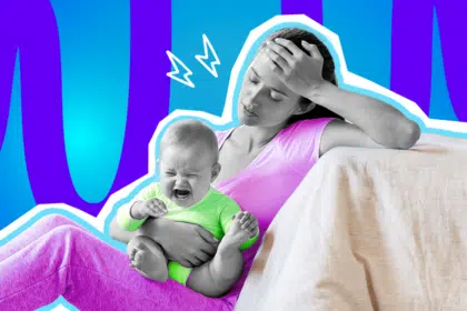 Emotionale Collage zum Thema Mutterschaft, elterliche Überforderung und Baby-Alltag: Im Zentrum sitzt eine junge Mutter in Schwarz-Weiß auf dem Boden, die erschöpft eine Hand an die Stirn legt und gestresst nach unten blickt. Sie trägt ein leuchtend pinkfarbenes T-Shirt und lilafarbene Hosen, die farblich extrem stark hervortreten. Auf ihrem Schoß liegt ein weinendes, schreiendes Baby in Schwarz-Weiß, das einen knallgrünen Body trägt. Weiße Blitz-Icons über dem Kopf der Mutter und das Pop-Art-Motiv vor einem markanten blau-violetten Wellen-Hintergrund visualisieren pointiert die ungeschönte Realität, den chronischen Schlafmangel und den absoluten Moment der Überforderung, wenn das Baby weint und nichts nach Plan läuft.