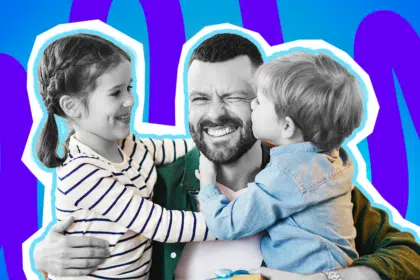 Humorvolle Collage zum Thema Elternschaft, Familienleben und die liebevollen Opfer für den Nachwuchs: Im Zentrum steht ein lachender Vater in Schwarz-Weiß, der amüsiert das Gesicht verzieht und ein Auge zukneift, während er von zwei Kindern innig umarmt und auf die Wange geküsst wird. Der Vater trägt ein dunkelgrünes Hemd über einem zartrosa T-Shirt, welche farblich stark hervortreten. Auf der linken Seite umarmt ihn ein lächelndes Mädchen mit Zopf in einem blau-weiß gestreiften Oberteil, auf der rechten Seite drückt ihm ein Junge in einem hellblauen Hemd einen Kuss auf die Wange. Das Pop-Art-Motiv vor einem markanten blau-violetten Wellen-Hintergrund visualisiert pointiert die liebevolle (und manchmal laute) Überwältigung im Familienalltag und die unzähligen Dinge, die man am Wochenende trotz aller Müdigkeit mit einem Lächeln für seine Kinder tut.