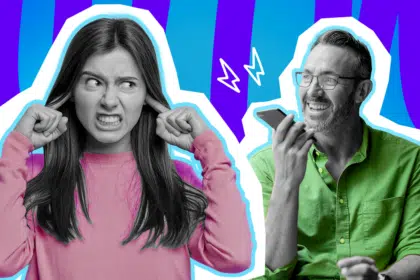 Humorvolle Collage zum Thema Alltagsärgernisse und nervige Gewohnheiten in der Öffentlichkeit: Auf der linken Seite steht eine Frau in Schwarz-Weiß, die sich mit zusammengebissenen Zähnen und einem extrem genervten, fast wütenden Blick mit beiden Zeigefingern die Ohren zuhält. Sie trägt einen leuchtend pinkfarbenen Pullover. Auf der rechten Seite steht ein Mann in Schwarz-Weiß mit Brille, der fröhlich lächelt und in einem knallgrünen Hemd sein Smartphone wie ein Knäckebrot vor den Mund hält, um eine Sprachnachricht einzusprechen oder über den Lautsprecher abzuhören. Weiße Blitz-Icons zwischen den beiden und das Pop-Art-Motiv vor einem markanten blau-violetten Wellen-Hintergrund visualisieren pointiert rücksichtslose Handynutzung, das klassische "Pet Peeve"-Phänomen und den Moment, in dem uns die völlig harmlosen Eigenarten unserer Mitmenschen absolut auf die Palme bringen.