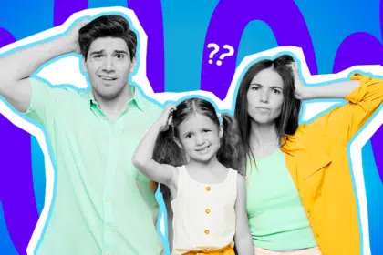 Ausdrucksstarke Collage zum Thema Familienalltag, Missverständnisse und unbegründete Vorwürfe: Im Zentrum steht eine dreiköpfige Familie (Mutter, Vater, Tochter) in Schwarz-Weiß, die sich kollektiv, völlig ratlos und leicht genervt am Kopf kratzt. Der Mann trägt ein leuchtend hellgrünes Hemd, die Frau eine knallgelbe Bluse über einem grünen Top und das kleine Mädchen ein weißes Oberteil mit gelben Details, die farblich stark hervortreten. Weiße, schwebende Fragezeichen-Icons und das Pop-Art-Motiv vor einem markanten blau-violetten Wellen-Hintergrund visualisieren pointiert die absolute Verwirrung, absurde Einmischungen von außen und den klassischen "Hä? Was haben wir denn jetzt falsch gemacht?"-Moment im Erziehungsalltag.