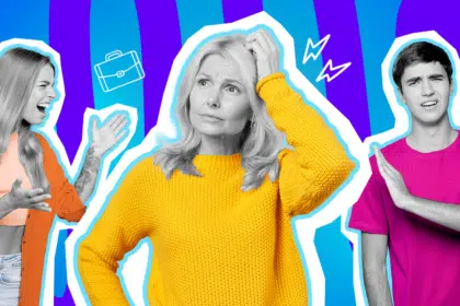Ausdrucksstarke Collage zum Thema Arbeitsplatzkonflikte und toxische Büro-Dynamik: In der Mitte steht eine ältere Frau in Schwarz-Weiß, die sich in einem leuchtend gelben Pullover sichtlich verwirrt und fragend am Kopf kratzt. Links von ihr steht eine junge Frau, die in einem knallig orangen Hemd wütend und wild gestikulierend in ihre Richtung schreit. Auf der rechten Seite wendet sich ein junger Mann in einem magenta-pinken T-Shirt mit einer abwehrenden Handbewegung und genervtem Gesichtsausdruck ab. Ein weißes Aktenkoffer-Icon, kleine Blitz-Icons und das Pop-Art-Motiv vor einem markanten blau-violetten Wellen-Hintergrund visualisieren pointiert Generationenkonflikte im Job, mangelnde direkte Kommunikation und den frustrierenden Moment, wenn man völlig unerwartet von den eigenen Kollegen angeschwärzt wird.