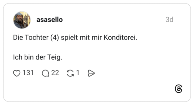 Die Tochter (4) spielt mit mir Konditorei. Ich bin der Teig.