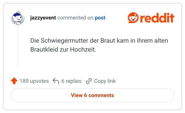 Die Schwiegermutter der Braut kam in ihrem alten Brautkleid zur Hochzeit.