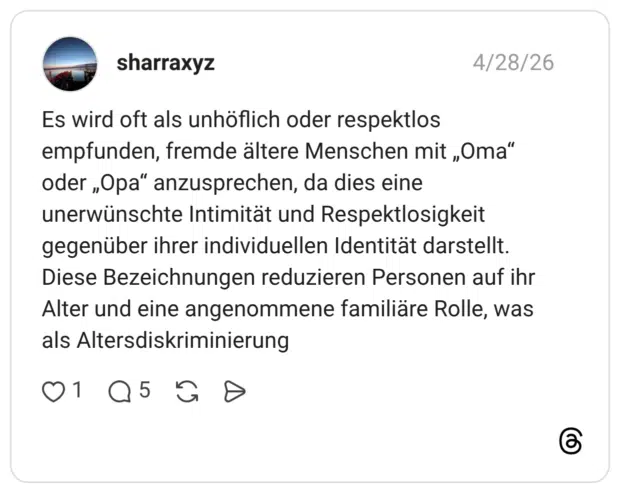 Es wird oft als unhöflich oder respektlos empfunden, fremde ältere Menschen mit „Oma“ oder „Opa" anzusprechen, da dies eine unerwünschte Intimität und Respektlosigkeit gegenüber ihrer individuellen Identität darstellt. Diese Bezeichnungen reduzieren Personen auf ihr Alter und eine angenommene familiäre Rolle, was als Altersdiskriminierung