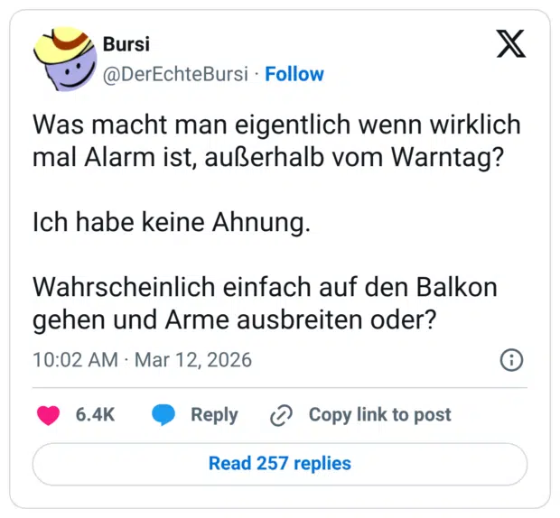 Was macht man eigentlich wenn wirklich mal Alarm ist, außerhalb vom Warntag? Ich habe keine Ahnung. Wahrscheinlich einfach auf den Balkon gehen und Arme ausbreiten oder?