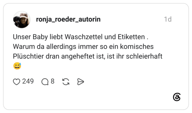 Unser Baby liebt Waschzettel und Etiketten . Warum da allerdings immer so ein komisches Plüschtier dran angeheftet ist, ist ihr schleierhaft •