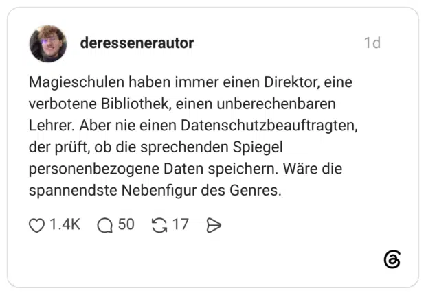 Magieschulen haben immer einen Direktor, eine verbotene Bibliothek, einen unberechenbaren Lehrer. Aber nie einen Datenschutzbeauftragten, der prüft, ob die sprechenden Spiegel personenbezogene Daten speichern. Wäre die spannendste Nebenfigur des Genres.