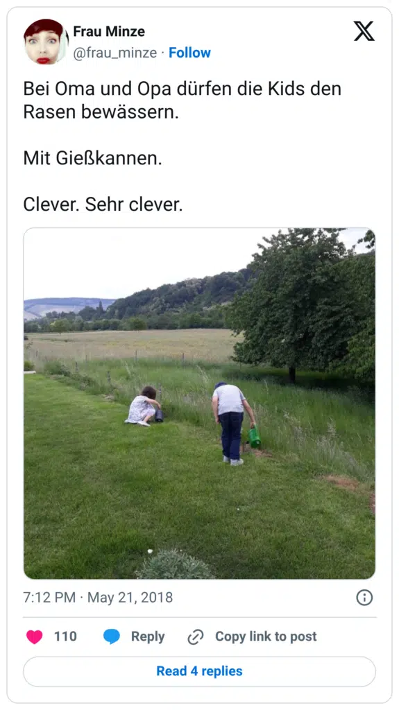 Bei Oma und Opa dürfen die Kids den Rasen bewässern. Mit Gießkannen. Clever. Sehr clever.