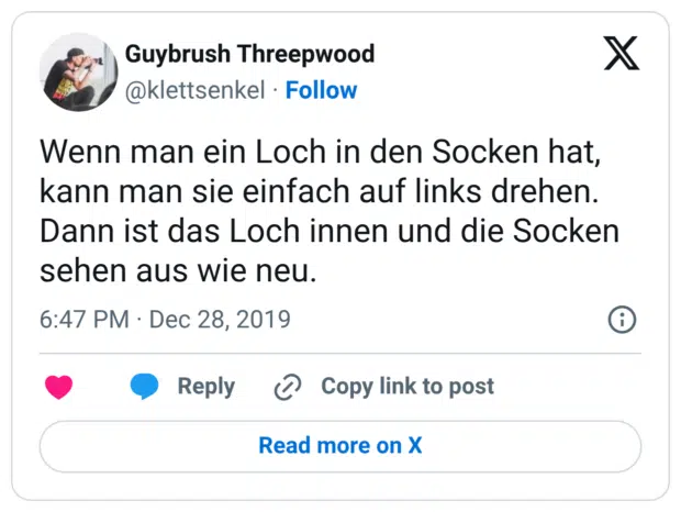 Wenn man ein Loch in den Socken hat, kann man sie einfach auf links drehen. Dann ist das Loch innen und die Socken sehen aus wie neu.