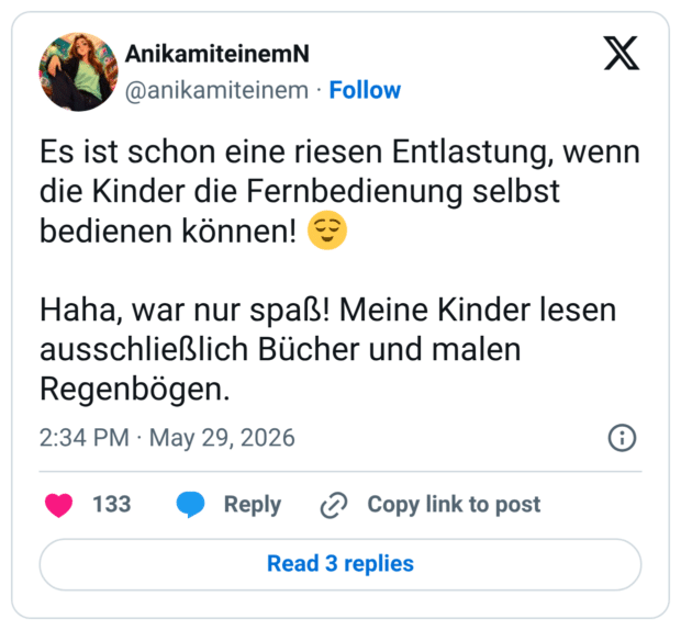 Es ist schon eine riesen Entlastung, wenn die Kinder die Fernbedienung selbst bedienen können! 😌 Haha, war nur spaß! Meine Kinder lesen ausschließlich Bücher und malen Regenbögen.