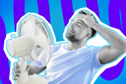 Humorvolle Collage zum Thema Sommerhitze, Dachgeschoss-Sauna und die verzweifelte Suche nach Abkühlung: Im Zentrum sitzt ein schwitzender, völlig erschöpfter Mann, dessen Gesicht und Arme in Schwarz-Weiß gehalten sind. Er hat die Augen geschlossen, legt sich eine Hand stöhnend an die Stirn und hält sich mit der anderen Hand einen weißen Ventilator direkt vors Gesicht, um auch nur den kleinsten kühlenden Luftzug aufzusaugen. Sein hellblaues T-Shirt tritt farblich hervor. Das Pop-Art-Motiv vor einem markanten blau-violetten Wellen-Hintergrund visualisiert pointiert die unerträglichen Temperaturen, den alltäglichen Überlebenskampf und die gnadenlose Realität, wenn man im Hochsommer in einer stickigen Dachgeschosswohnung buchstäblich dahinschmilzt und der Ventilator zum allerbesten Freund wird.