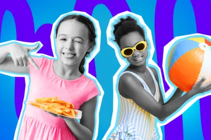 Fröhliche Collage zum Thema Freibad-Saison, Sommer-Vibes und die obligatorischen Schwimmbad-Pommes: Auf der linken Seite steht ein Mädchen, dessen Gesicht und Arme in Schwarz-Weiß gehalten sind. Sie zwinkert frech, streckt die Zunge heraus und zeigt grinsend auf einen Pappteller mit knallgelben Pommes frites in ihrer Hand. Ihr leuchtend pinkfarbenes Kleidchen tritt dabei farblich extrem stark hervor. Auf der rechten Seite steht ein weiteres Mädchen in Schwarz-Weiß, das fröhlich lächelt. Sie trägt eine auffällige, leuchtend gelbe Sonnenbrille und einen hellblau-weiß gestreiften Badeanzug, während sie einen großen, bunten Wasserball in den Händen hält. Das Pop-Art-Motiv vor einem markanten blau-violetten Wellen-Hintergrund visualisiert pointiert das pure, unbeschwerte Sommerfeeling, den ultimativen Badespaß und die unwiderstehliche Anziehungskraft der Freibad-Pommes – ganz egal, ob die Badekleidung danach noch richtig passt oder nicht.