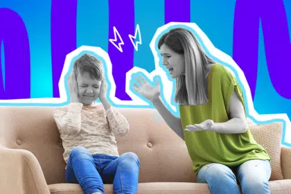 Ausdrucksstarke Collage zum Thema alltäglicher Wahnsinn, Frustration und platzende Geduldsfäden: Auf der linken Seite sitzt ein kleiner Junge in Schwarz-Weiß auf einem beigefarbenen Sofa, der das Gesicht verzieht und sich genervt mit beiden Händen die Ohren zuhält. Er trägt blaue Jeans, die farblich hervortreten. Auf der rechten Seite sitzt ihm eine Frau in Schwarz-Weiß gegenüber, die sichtlich fassungslos, wütend und wild gestikulierend auf ihn einredet. Sie trägt ein leuchtend grünes Oberteil, das farblich extrem stark hervortritt. Weiße Blitz-Icons über ihren Köpfen sowie das Pop-Art-Motiv vor einem markanten blau-violetten Wellen-Hintergrund visualisieren pointiert genau diese "WTF"-Momente im Leben, in denen man sich einfach nicht mehr auf die Zunge beißen kann und der aufgestauten Wut über die Dummheit anderer lauthals Luft machen muss.