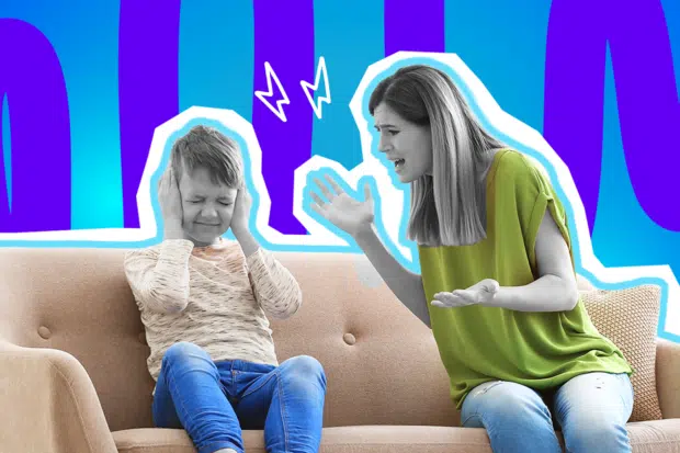 Ausdrucksstarke Collage zum Thema alltäglicher Wahnsinn, Frustration und platzende Geduldsfäden: Auf der linken Seite sitzt ein kleiner Junge in Schwarz-Weiß auf einem beigefarbenen Sofa, der das Gesicht verzieht und sich genervt mit beiden Händen die Ohren zuhält. Er trägt blaue Jeans, die farblich hervortreten. Auf der rechten Seite sitzt ihm eine Frau in Schwarz-Weiß gegenüber, die sichtlich fassungslos, wütend und wild gestikulierend auf ihn einredet. Sie trägt ein leuchtend grünes Oberteil, das farblich extrem stark hervortritt. Weiße Blitz-Icons über ihren Köpfen sowie das Pop-Art-Motiv vor einem markanten blau-violetten Wellen-Hintergrund visualisieren pointiert genau diese "WTF"-Momente im Leben, in denen man sich einfach nicht mehr auf die Zunge beißen kann und der aufgestauten Wut über die Dummheit anderer lauthals Luft machen muss.