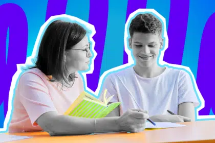Herzerwärmende Collage zum Thema engagierte Lehrkräfte, individuelle Förderung und wahre Vorbilder im Schulalltag: Auf der linken Seite sitzt eine Lehrerin mit Brille, deren Gesicht, Haare und Arme in Schwarz-Weiß gehalten sind. Sie blickt ihrem Schüler zugewandt und aufmerksam an und deutet mit einem Stift hilfsbereit auf seine Unterlagen. Ihre Kleidung und Requisiten treten farblich extrem stark hervor: Sie trägt ein zartrosa T-Shirt und stützt sich auf ein auffälliges, hellgrün-weiß gestreiftes Notizbuch. Rechts neben ihr sitzt ein jugendlicher Schüler in Schwarz-Weiß in einem hellen T-Shirt, der entspannt und motiviert auf seine Aufgaben lächelt. Beide sitzen an einem leuchtend orangefarbenen Tisch, der ebenfalls stark ins Auge sticht. Das Pop-Art-Motiv vor einem markanten blau-violetten Wellen-Hintergrund visualisiert pointiert die wertvolle pädagogische Arbeit, die echte Leidenschaft für den Beruf und die warmherzige Unterstützung durch Lehrkräfte, die für ihre Schützlinge tagtäglich alles geben und sprichwörtlich mit Geld nicht zu bezahlen sind.