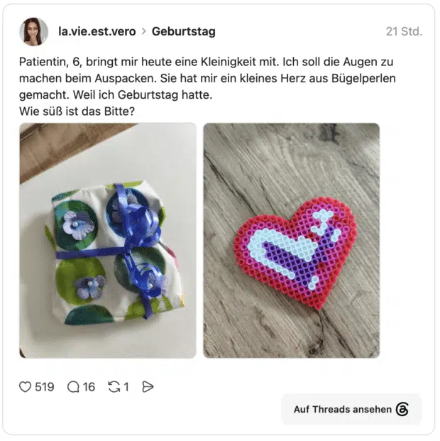 Patientin, 6, bringt mir heute eine Kleinigkeit mit. Ich soll die Augen zu machen beim Auspacken. Sie hat mir ein kleines Herz aus Bügelperlen gemacht. Weil ich Geburtstag hatte. Wie süß ist das Bitte?