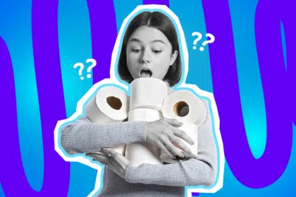 Ausdrucksstarke Collage zum Thema Online-Shopping-Fails, Fehlbestellungen und Liefer-Chaos: Im Zentrum steht eine junge Frau in Schwarz-Weiß, die völlig schockiert und mit weit aufgerissenem Mund auf einen riesigen Berg von Toilettenpapierrollen starrt, den sie kaum in den Armen halten kann. Weiße Fragezeichen-Icons schwirren um ihren Kopf herum. Das Pop-Art-Motiv vor einem markanten blau-violetten Wellen-Hintergrund visualisiert pointiert den absurden und urkomischen Moment, wenn man beim Online-Shopping versehentlich die falsche Menge oder Größe bestellt hat und der Postbote plötzlich mit einer völlig unerwarteten Lieferung vor der Tür steht.