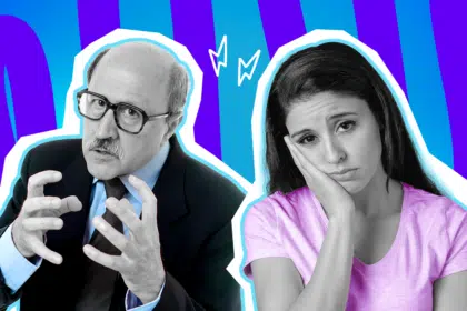 Ausdrucksstarke Collage zum Thema toxisches Arbeitsumfeld, miese Chefs und grenzüberschreitendes Verhalten im Job: Auf der linken Seite steht ein älterer, klischeehafter Vorgesetzter mit Brille und Schnauzbart, dessen Gesicht und Hände in Schwarz-Weiß gehalten sind. Er blickt streng und gestikuliert aggressiv mit erhobenen, fast krallenartigen Händen. Sein hellblaues Hemd unter dem dunklen Sakko tritt farblich dezent hervor. Auf der rechten Seite blickt eine junge Mitarbeiterin, deren Gesicht und Hand ebenfalls in Schwarz-Weiß gehalten sind, völlig erschöpft, resigniert und traurig drein, während sie stumm ihren Kopf auf die Hand stützt. Ihr leuchtend pink-fliederfarbenes T-Shirt sticht farblich extrem stark heraus. Weiße Blitz-Icons zwischen den beiden sowie das Pop-Art-Motiv vor einem markanten blau-violetten Wellen-Hintergrund visualisieren pointiert die toxische Dynamik, die ungleiche Machtverteilung und den zermürbenden Moment, wenn ein Vorgesetzter mit einer bodenlosen Aussage das Fass endgültig zum Überlaufen bringt und man innerlich bereits die Kündigung einreicht.