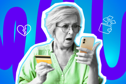 Ausdrucksstarke Collage zum Thema Love-Scamming, Internetbetrug und Herzschmerz: Im Zentrum blickt eine ältere Dame in Schwarz-Weiß mit Brille völlig schockiert und mit weit aufgerissenem Mund auf ein hellgelbes Smartphone in ihrer Hand, während sie in der anderen Hand eine gelbe Kreditkarte bereithält. Sie trägt eine leuchtend hellgrüne Bluse, die farblich extrem stark hervortritt. Ein weißes Icon eines gebrochenen Herzens auf der linken Seite und ein Icon eines Portemonnaies, aus dem Geldscheine fliegen, auf der rechten Seite sowie das Pop-Art-Motiv vor einem markanten blau-violetten Wellen-Hintergrund visualisieren pointiert den dramatischen Schockmoment, wenn die vermeintliche große Online-Liebe als skrupellose und teure Abzocke entlarvt wird.