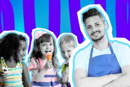 Emotionale Collage zum Thema Hilfsbereitschaft, Kinderglück und Alltagshelden: Auf der linken Seite stehen drei fröhliche, lachende Kinder in Schwarz-Weiß, die genüsslich ihr Eis essen. Ihre Kleidung und das Eis treten farblich extrem stark hervor: Ein Kind trägt ein gelb gestreiftes Oberteil, das mittlere Mädchen ein pink-lila gestreiftes Kleid mit einer leuchtend pinken Blume im Haar sowie rosa Eis, und der Junge daneben ein grün-lila gestreiftes Hemd. Auf der rechten Seite steht ein sympathisch lächelnder Mann in Schwarz-Weiß mit verschränkten Armen, der eine knallblaue Schürze trägt und den großzügigen Eisdielenbesitzer darstellt. Das Pop-Art-Motiv vor einem markanten blau-violetten Wellen-Hintergrund visualisiert pointiert die unbeschwerte Freude der Kinder und die herzerwärmende, unkomplizierte Nächstenliebe, die den oft unterfinanzierten pädagogischen Alltag für einen Moment absolut perfekt macht.