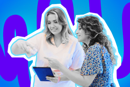 Ausdrucksstarke Collage zum Thema Hilfsbereitschaft, Achtsamkeit und positive Alltagsbegegnungen: Im Zentrum stehen zwei lächelnde Frauen, deren Gesichter in Schwarz-Weiß gehalten sind, in einer freundlichen und zugewandten Interaktion. Die Frau auf der linken Seite trägt ein zartrosa Oberteil und hält eine kleine Dose sowie ein leuchtend dunkelblaues Tablet in den Händen. Die Frau rechts neben ihr trägt ein blaues Oberteil mit auffälligem Blumenmuster und zeigt interessiert auf den Bildschirm. Die farbigen Elemente treten extrem stark hervor. Das Pop-Art-Motiv vor einem markanten blau-violetten Wellen-Hintergrund visualisiert pointiert die schönen, kleinen Momente der Nächstenliebe und die wärmende Verbundenheit, die entsteht, wenn man im stressigen Alltag kurz innehält, um anderen zu helfen.