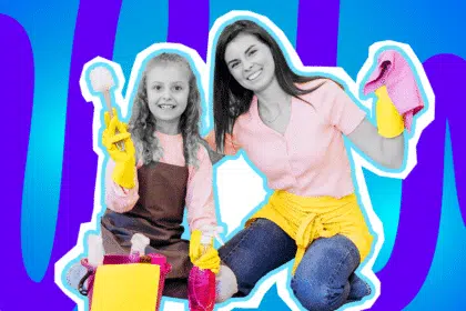 Ausdrucksstarke Collage zum Thema Kinderzimmer aufräumen, Haushaltsaufgaben und Erziehung: Im Zentrum knien eine lächelnde Mutter und ihre junge Tochter in Schwarz-Weiß auf dem Boden, scheinbar voller Vorfreude auf den Hausputz. Die Kleidung und Putzutensilien treten farblich extrem stark hervor: Beide tragen zartrosa Oberteile und leuchtend gelbe Putzhandschuhe. Die Mutter trägt eine knallgelbe Schürze und hält ein pinkes Putztuch in die Höhe, während die Tochter in einer braunen Schürze motiviert eine Spülbürste und eine pinke Sprühflasche präsentiert. Vor ihnen steht ein Eimer mit weiteren bunten Reinigungsmitteln. Das Pop-Art-Motiv vor einem markanten blau-violetten Wellen-Hintergrund visualisiert pointiert das utopische, völlig harmonische Idealbild des gemeinsamen Aufräumens, das ironisch im starken Kontrast zur oft stressigen Realität und den ewigen Diskussionen im Familienalltag steht.