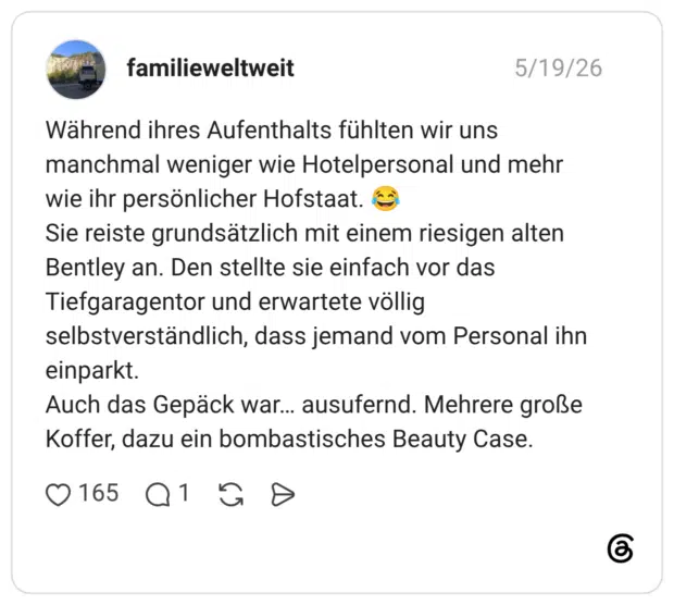 Während ihres Aufenthalts fühlten wir uns manchmal weniger wie Hotelpersonal und mehr wie ihr persönlicher Hofstaat. 😂 Sie reiste grundsätzlich mit einem riesigen alten Bentley an. Den stellte sie einfach vor das Tiefgaragentor und erwartete völlig selbstverständlich, dass jemand vom Personal ihn einparkt. Auch das Gepäck war… ausufernd. Mehrere große Koffer, dazu ein bombastisches Beauty Case.