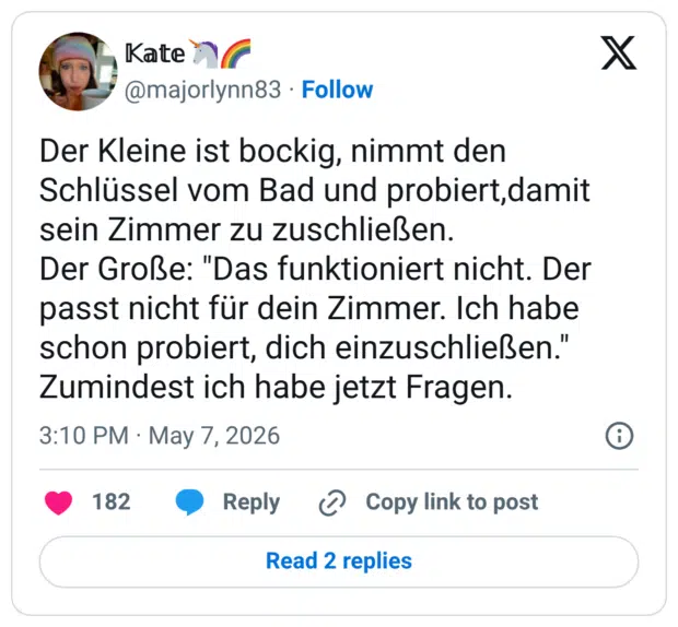 Der Kleine ist bockig, nimmt den Schlüssel vom Bad und probiert,damit sein Zimmer zu zuschließen. Der Große: "Das funktioniert nicht. Der passt nicht für dein Zimmer. Ich habe schon probiert, dich einzuschließen. Zumindest ich habe jetzt Fragen.