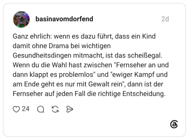 Ganz ehrlich: wenn es dazu führt, dass ein Kind damit ohne Drama bei wichtigen Gesundheitsdingen mitmacht, ist das scheißegal. Wenn du die Wahl hast zwischen "Fernseher an und dann klappt es problemlos" und "ewiger Kampf und am Ende geht es nur mit Gewalt rein", dann ist der Fernseher auf jeden Fall die richtige Entscheidung.