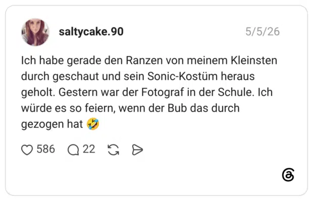 Ich habe gerade den Ranzen von meinem Kleinsten durch geschaut und sein Sonic-Kostüm heraus geholt. Gestern war der Fotograf in der Schule. Ich würde es so feiern, wenn der Bub das durch gezogen hat